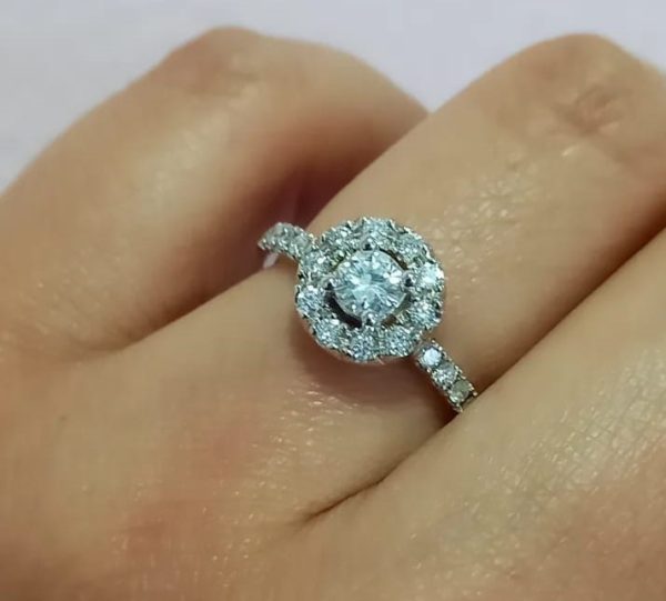 Anillo de matrimonio tipo hao en diamantes y oro blanco 18k